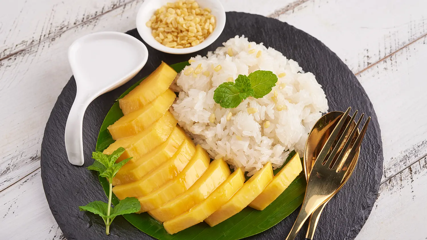 Khao Niew Mamuang (ข้าวเหนียวมะม่วง)